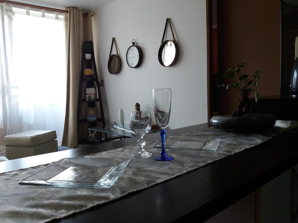 un comptoir avec deux verres à vin en haut dans l'établissement Teatinos 690, à Santiago