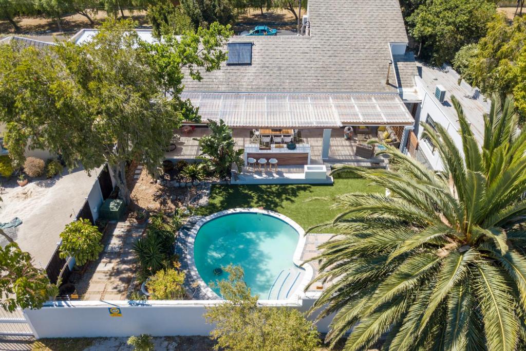 an aerial view of a house with a swimming pool at Cottage Sauvignon in Plumstead