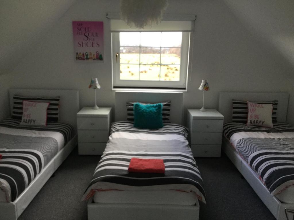 Säng eller sängar i ett rum på La Fortuna Lodges