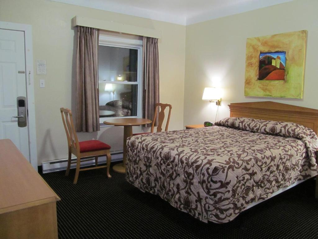 Postel nebo postele na pokoji v ubytování Knights Inn London Ontario