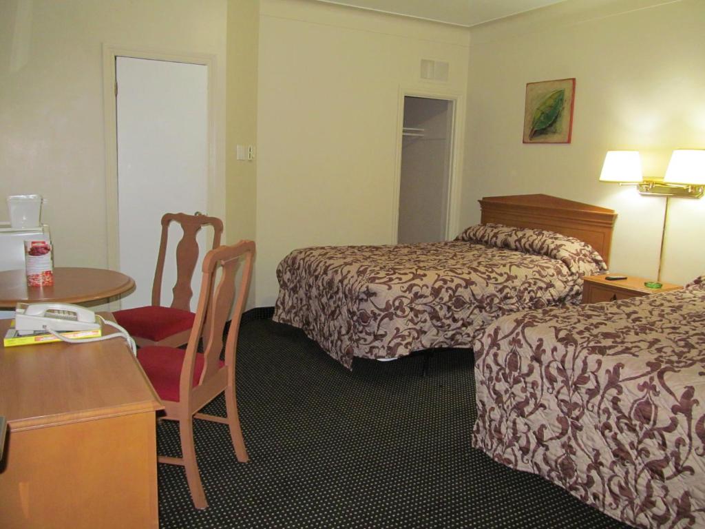 Postel nebo postele na pokoji v ubytování Knights Inn London Ontario