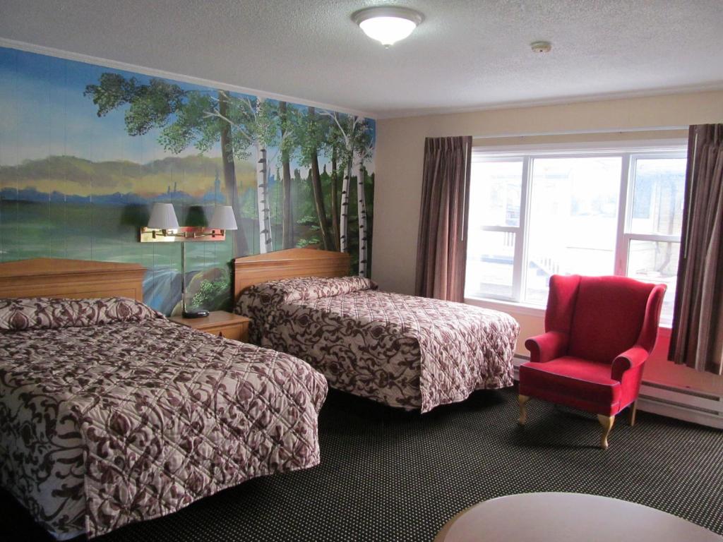 Postel nebo postele na pokoji v ubytování Knights Inn London Ontario