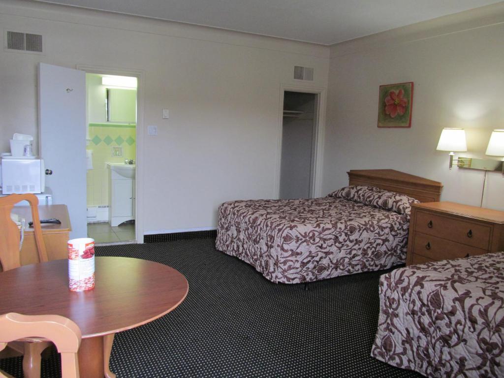 Postel nebo postele na pokoji v ubytování Knights Inn London Ontario