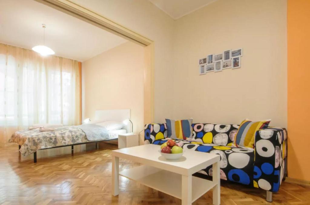 - un salon avec un canapé et un lit dans l'établissement Urban Stay Apartment, à Sofia