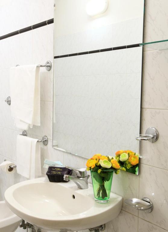 A bathroom at Hotel S.Giorgio & Olimpic