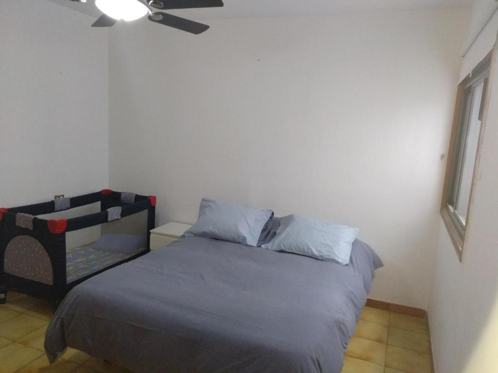 A bed or beds in a room at Apartamento Medanero FGF