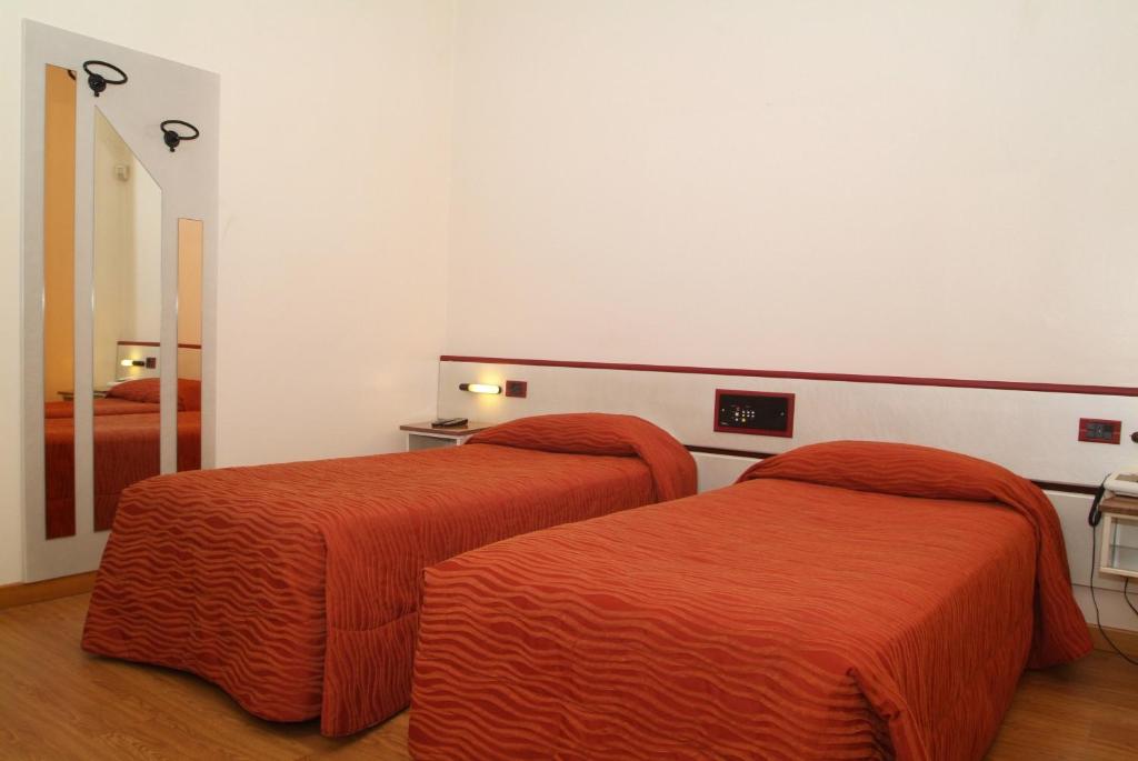 Postel nebo postele na pokoji v ubytování Hotel Maxim