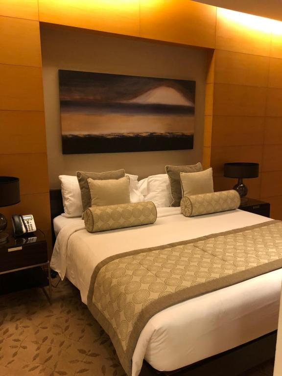 เตียงในห้องที่ Address Dubai Mall Residences New name EMAAR Residences Fashion Avenue 1 bedroom 23 floor