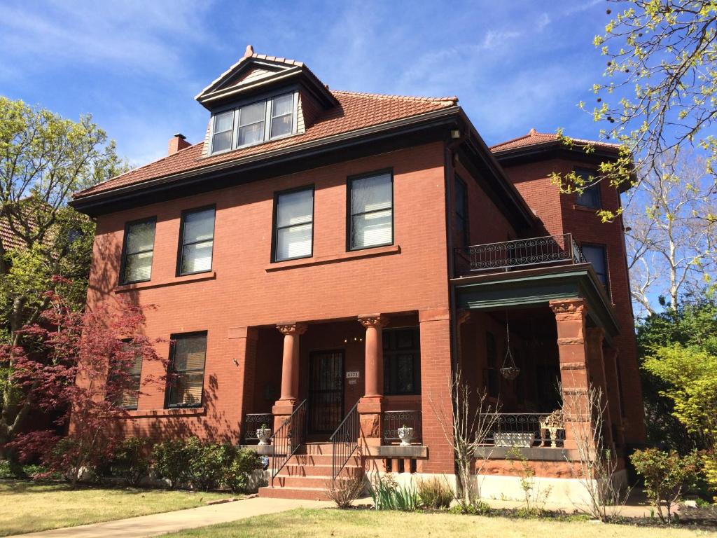 uma casa de tijolos vermelhos com um gambrel em Casa Magnolia B & B em Saint Louis