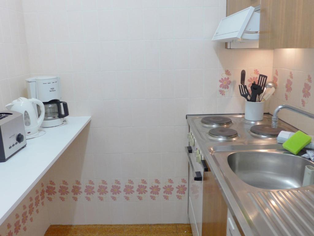 Kuchyň nebo kuchyňský kout v ubytování Apartment Chesa Bursella 21 by Interhome