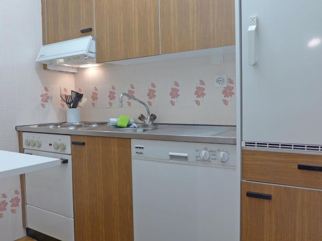 Kuchyň nebo kuchyňský kout v ubytování Apartment Chesa Bursella 21 by Interhome