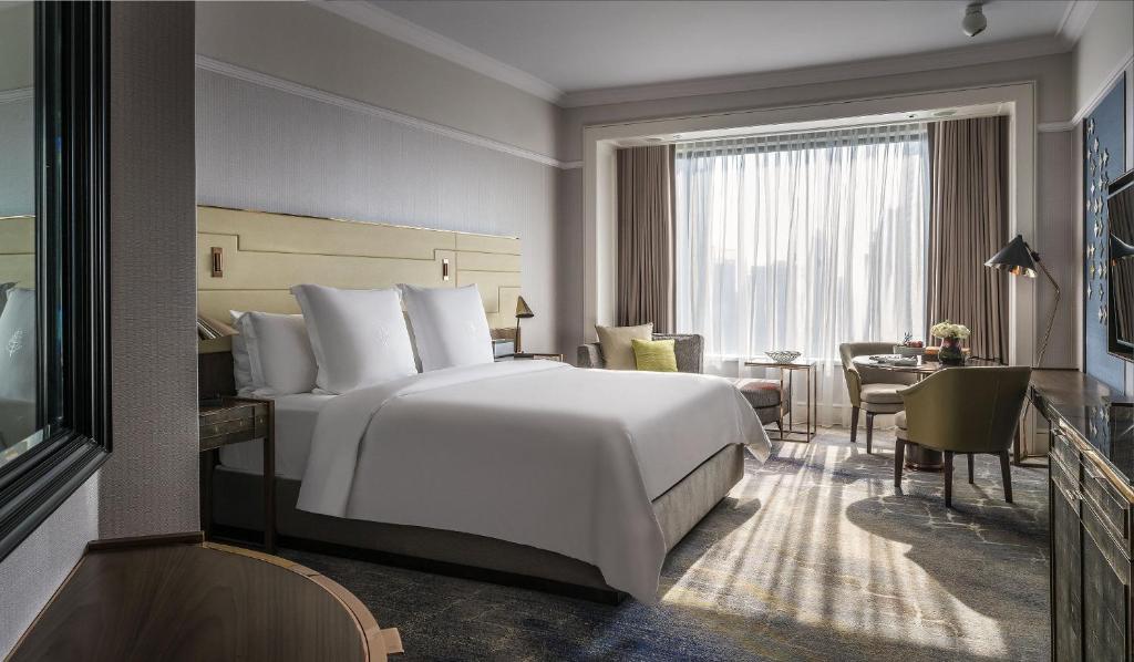 Postel nebo postele na pokoji v ubytování Four Seasons Hotel Singapore