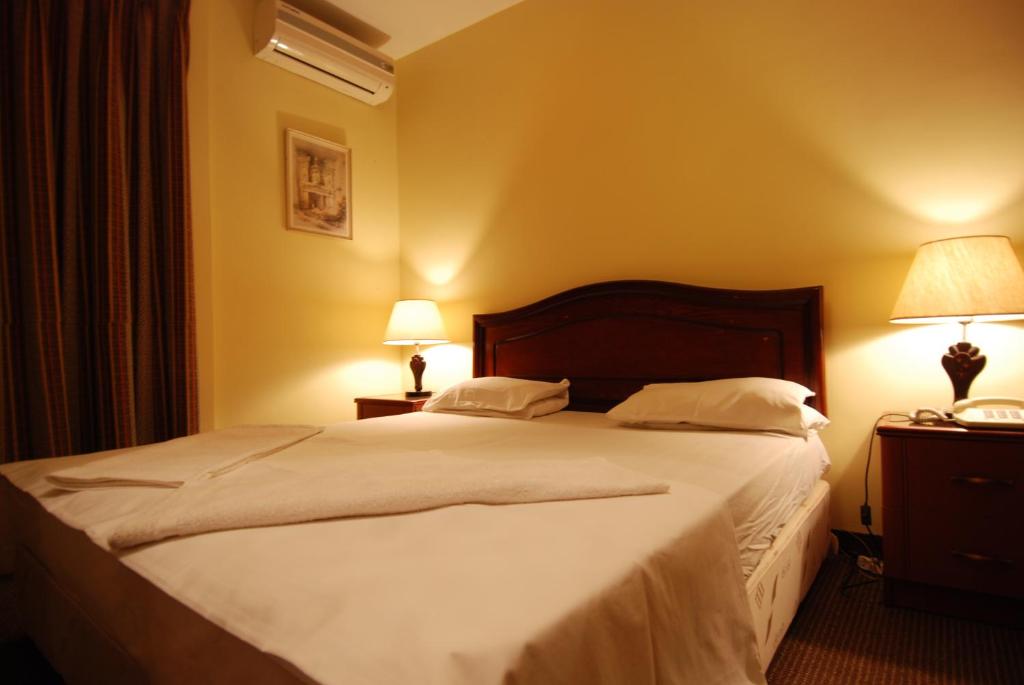 Postel nebo postele na pokoji v ubytování Al Rashid Hotel