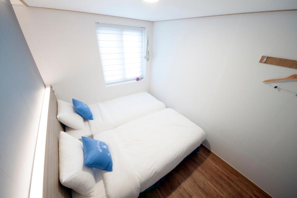 MAMA Guesthouse Haeundae客房内的一张或多张床位