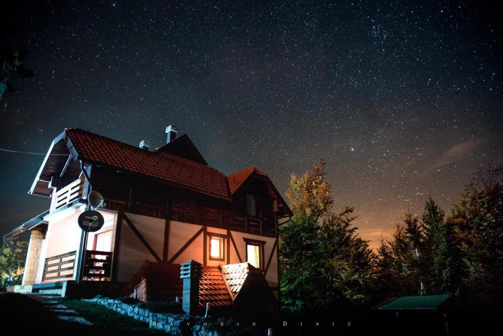 une maison avec un ciel étoilé la nuit dans l'établissement Apartments Andrić, à Kaluđerske Bare
