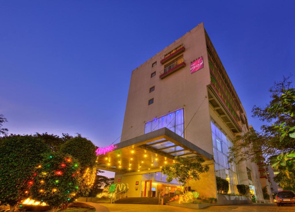 Um edifício com uma árvore de Natal à frente. em Hotel Parc Estique em Pune