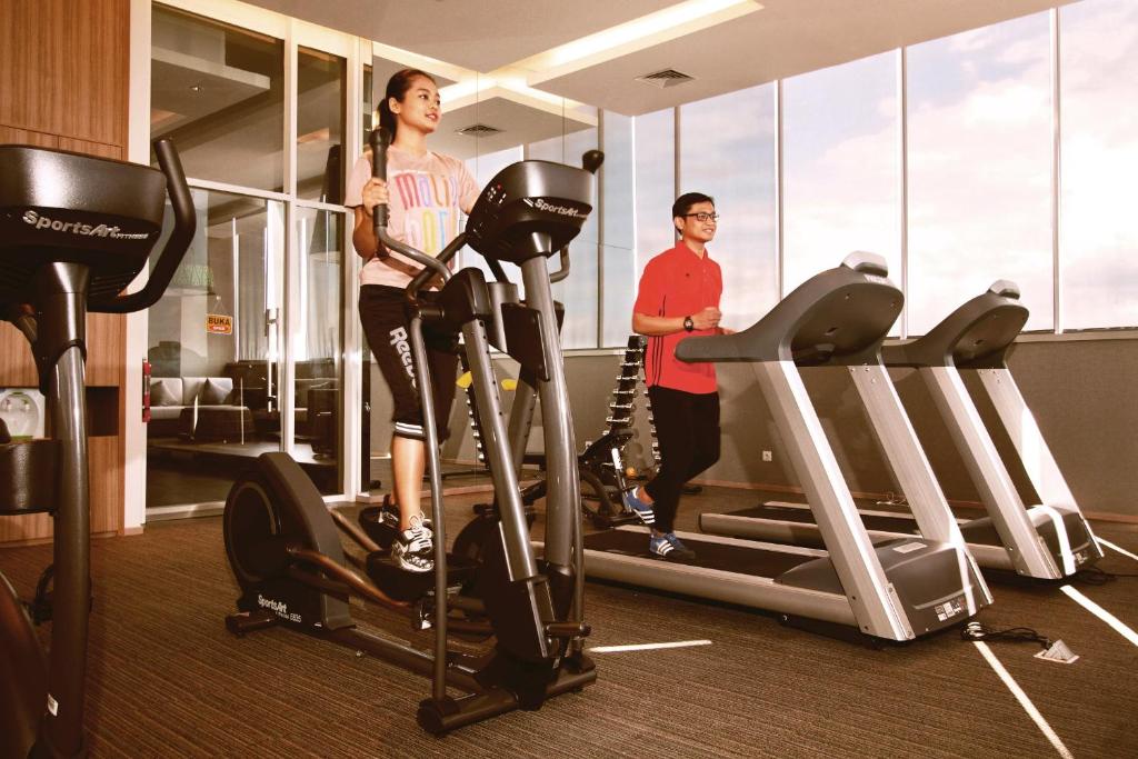 Fitness centrum a/nebo fitness zařízení v ubytování FOX Hotel Pekanbaru
