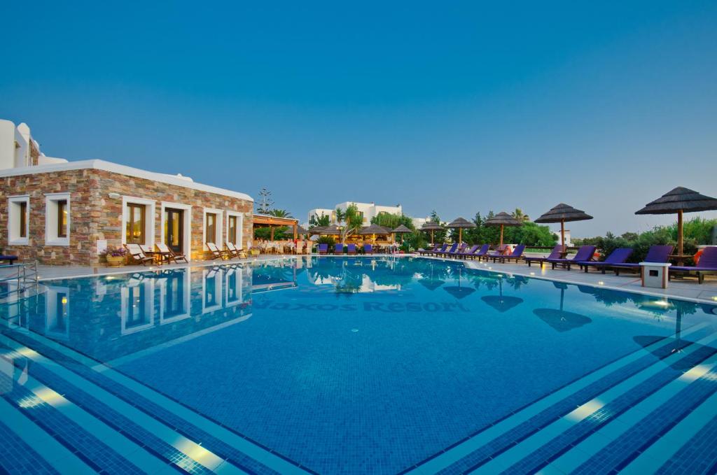 Bazén v ubytování Naxos Resort Beach Hotel nebo v jeho okolí