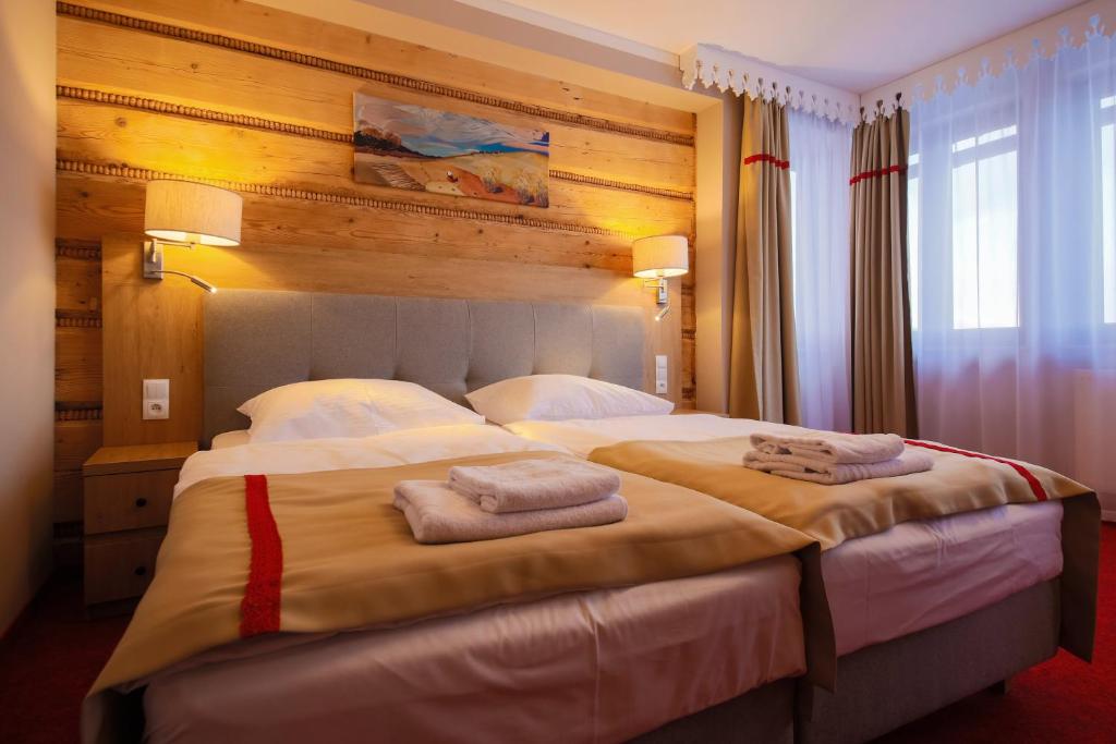Posteľ alebo postele v izbe v ubytovaní HOTEL*** NAT Bukowina Tatrzańska