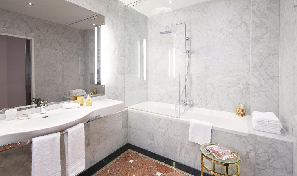 Living Hotel an der Oper - Resim 14