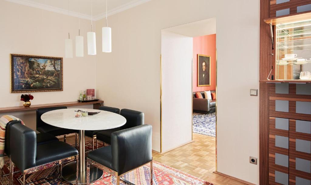 Living Hotel an der Oper - Resim 4