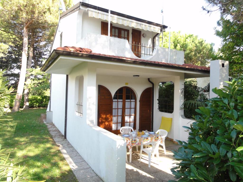 ビビオーネにあるVilla Amalfiの小さな白い家(テーブルと椅子付)