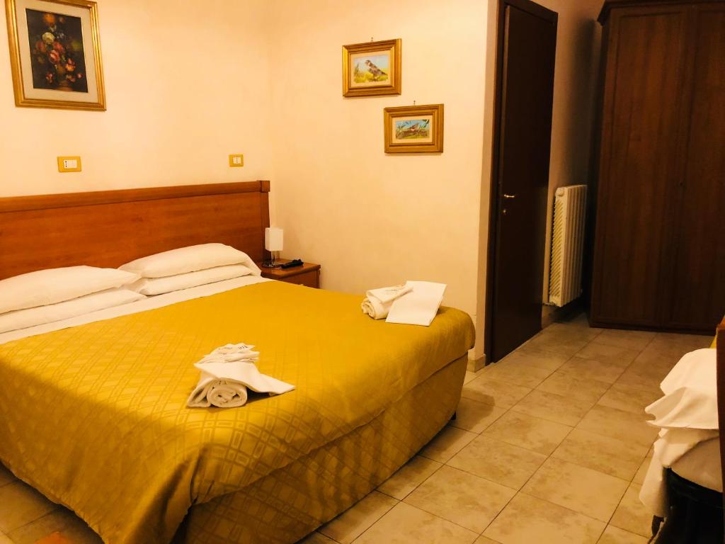 Postel nebo postele na pokoji v ubytování Hotel Casarola - Trigoria