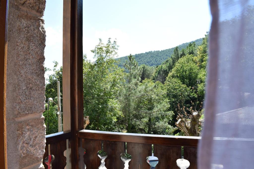 een raam met uitzicht op de bergen bij Hostal Cielo de Gredos in Guisando