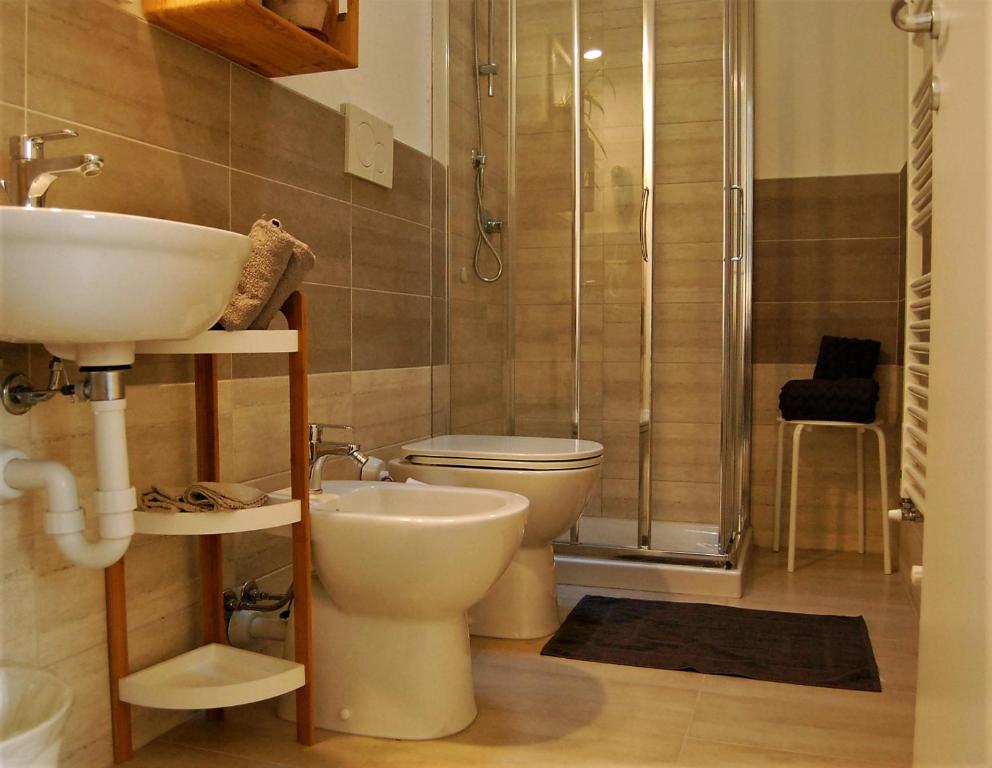 A bathroom at Gardaselle Holiday Rooms
