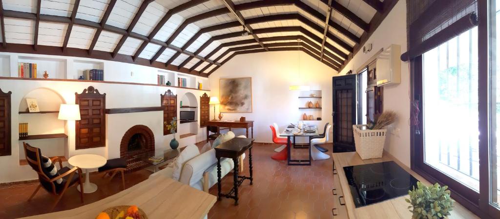 ein Wohnzimmer mit einem großen Zimmer mit einem Kamin in der Unterkunft Quiet House in Malaga in Málaga