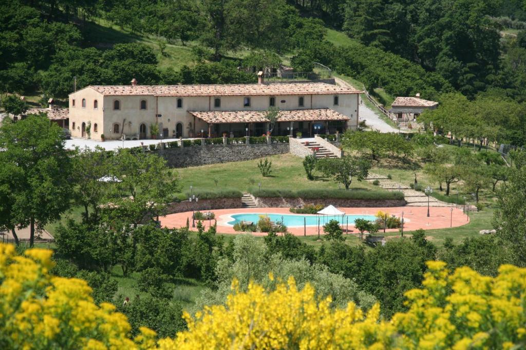 San Piero Patti的住宿－Agriturismo Il Daino，享有带游泳池的大房子的外部景色