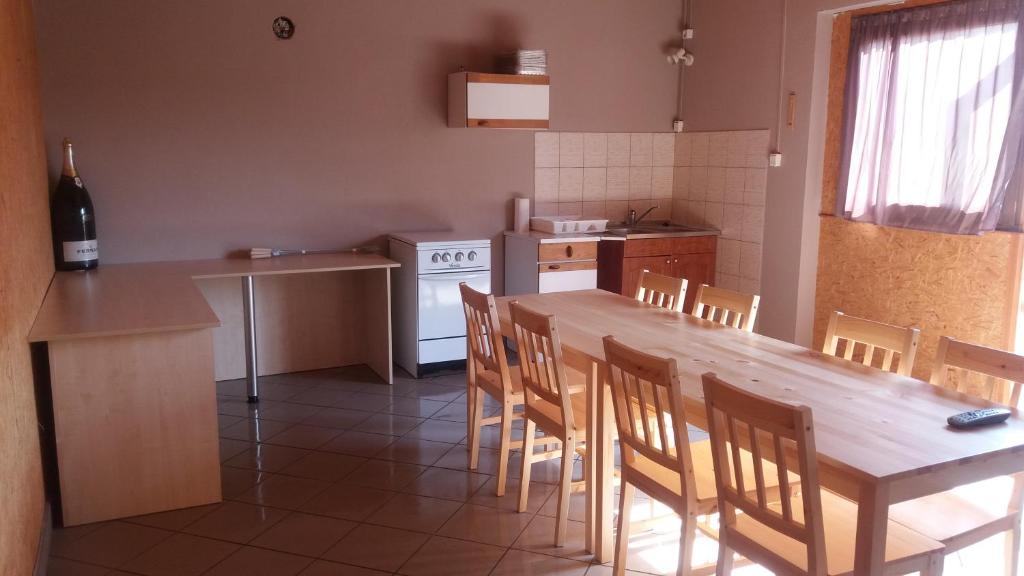 Kuchyň nebo kuchyňský kout v ubytování Muskátli Apartman
