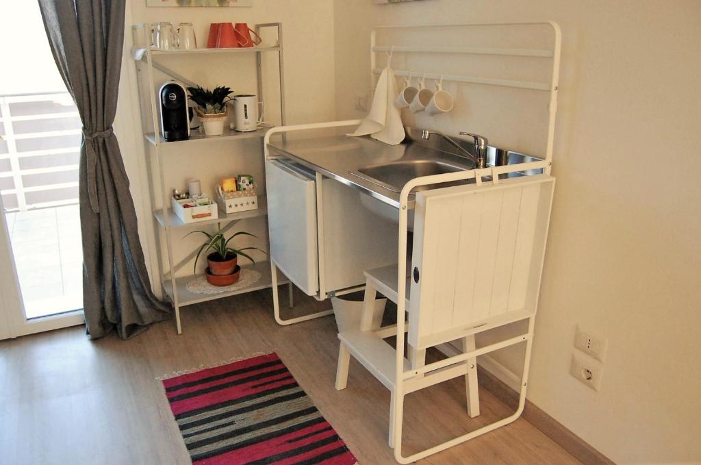 A kitchen or kitchenette at Gardaselle Holiday Rooms