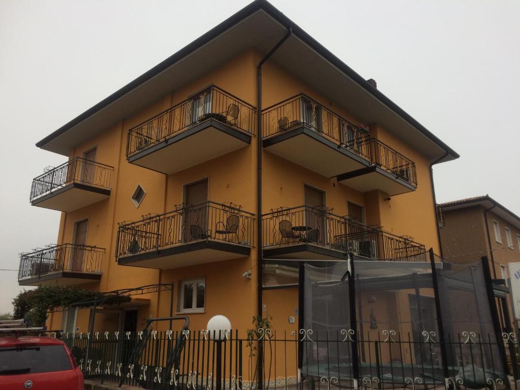 バルドリーノにあるStella Angelaの黄色の建物(バルコニー付)