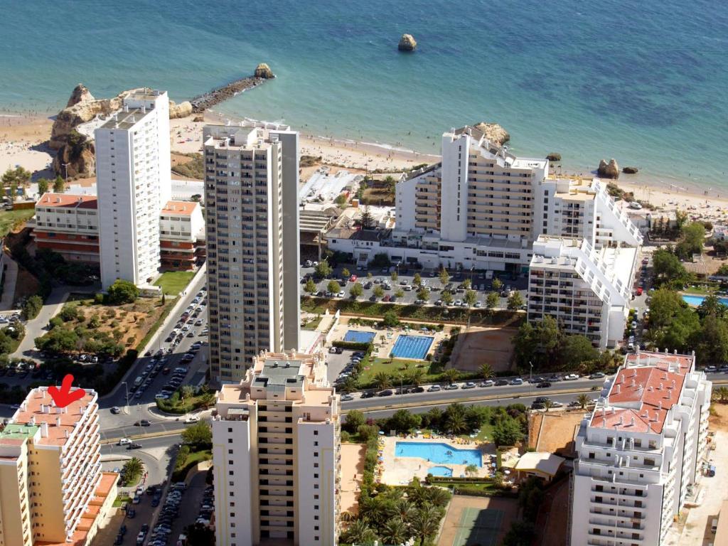 ポルティマンにあるCentral Rocha Beach Apartの市街と海岸の空中を望む