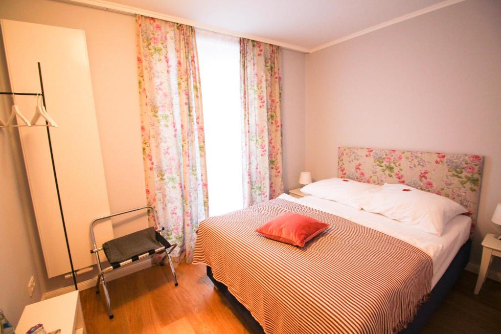 Postel nebo postele na pokoji v ubytování das kleine Hotel in München