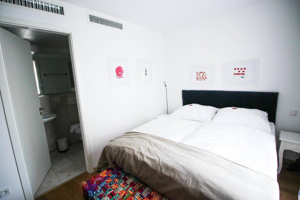 Postel nebo postele na pokoji v ubytování das kleine Hotel in München