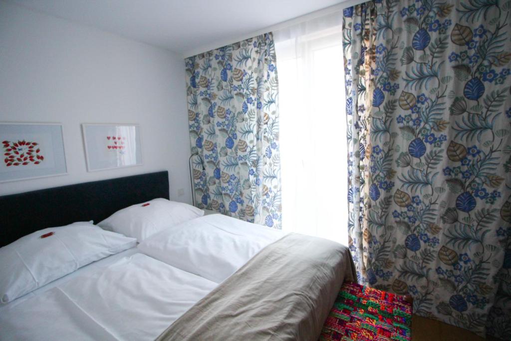 Postel nebo postele na pokoji v ubytování das kleine Hotel in München