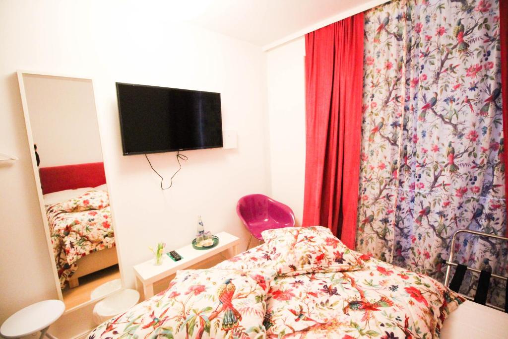Postel nebo postele na pokoji v ubytování das kleine Hotel in München