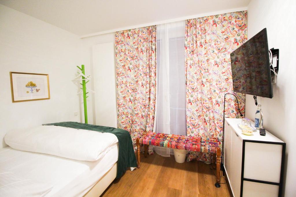 Postel nebo postele na pokoji v ubytování das kleine Hotel in München
