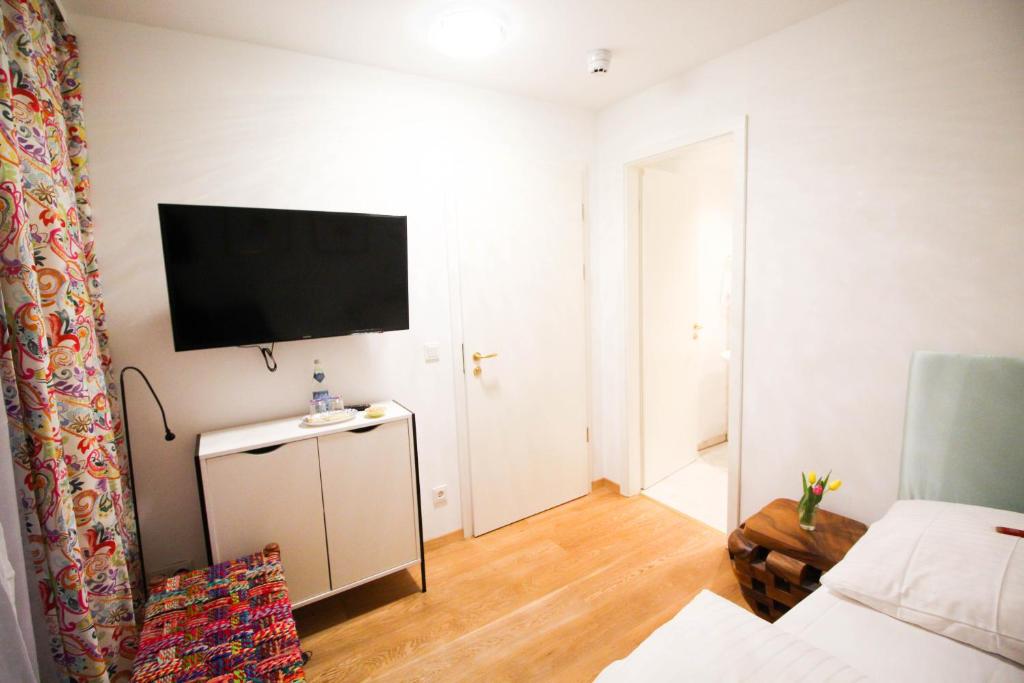 TV a/nebo společenská místnost v ubytování das kleine Hotel in München