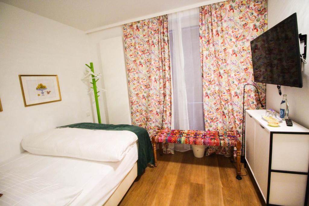 Postel nebo postele na pokoji v ubytování das kleine Hotel in München