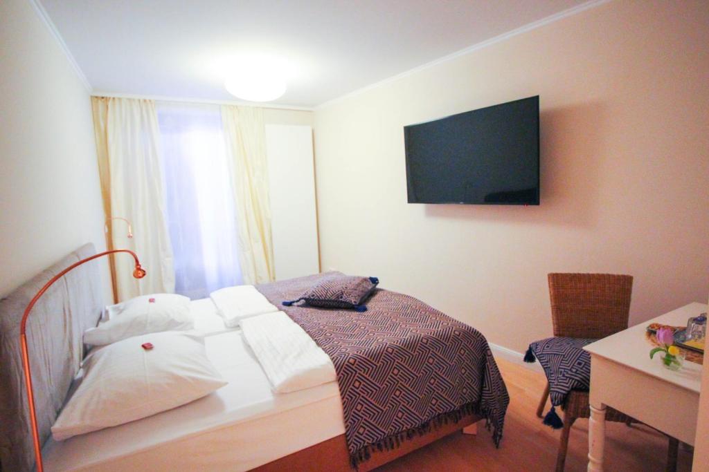 Postel nebo postele na pokoji v ubytování das kleine Hotel in München