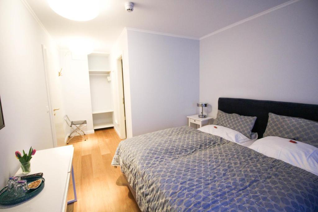 Postel nebo postele na pokoji v ubytování das kleine Hotel in München