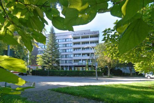 un edificio con una luz de la calle delante de él en HAK Hotel am Klostersee en Sindelfingen