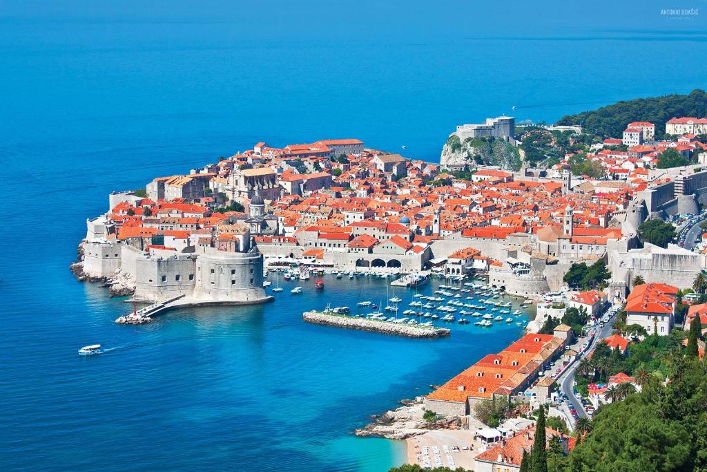Vue aérienne d'une ville avec des bateaux dans l'eau dans l'établissement Apartments & Rooms Perla, à Dubrovnik