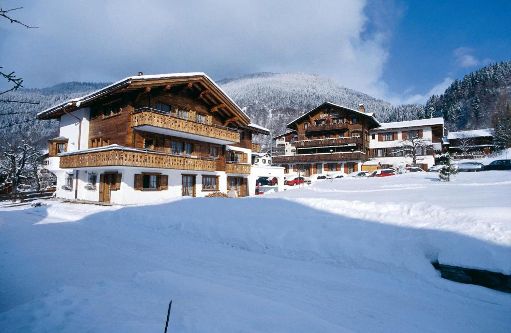 un edificio en la nieve con mucha nieve en Hotel Silvapina en Klosters