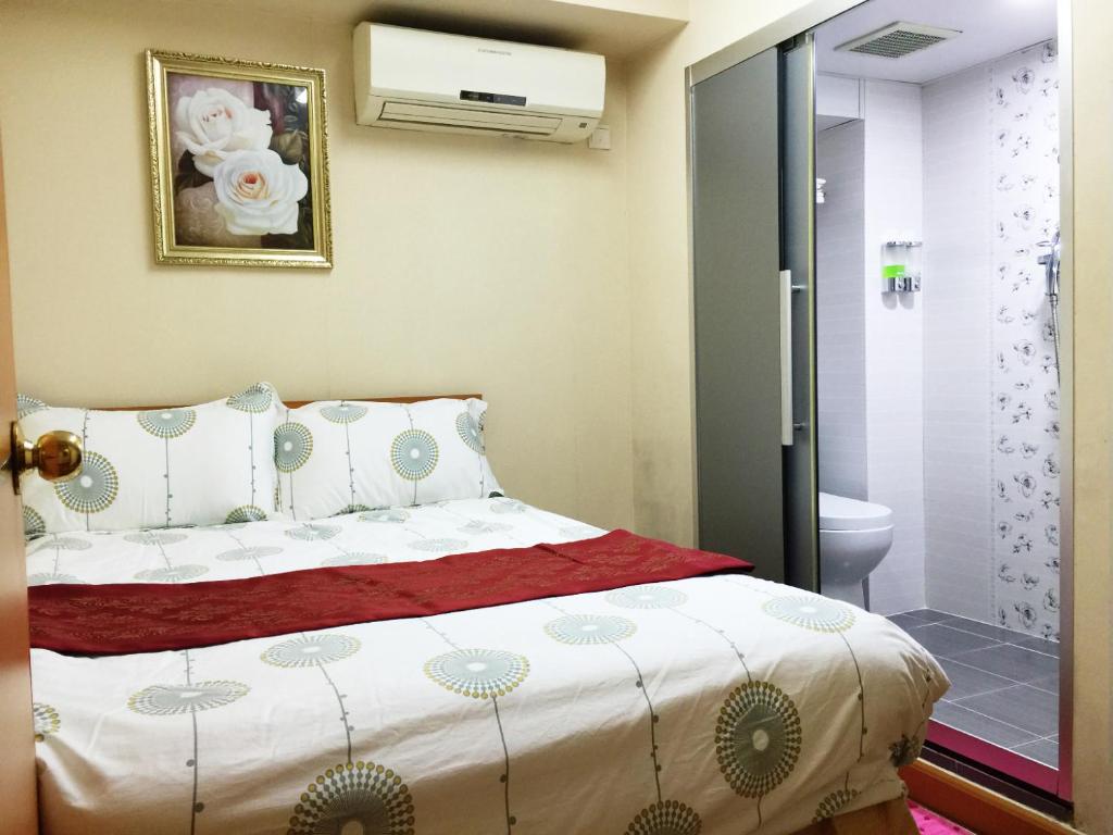 מיטה או מיטות בחדר ב-Hong Kong Tai San Guest House (Harilela Branch)