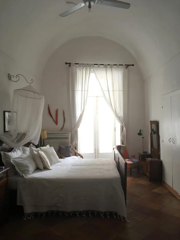 - une chambre avec un grand lit et une fenêtre dans l'établissement Casa Letizia Amalfi Coast, à Atrani