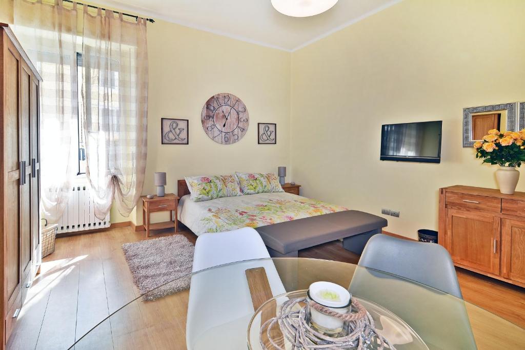 1 dormitorio con cama y mesa de cristal en LaCasadiAnita - Sassari - Sardegna, en Sassari